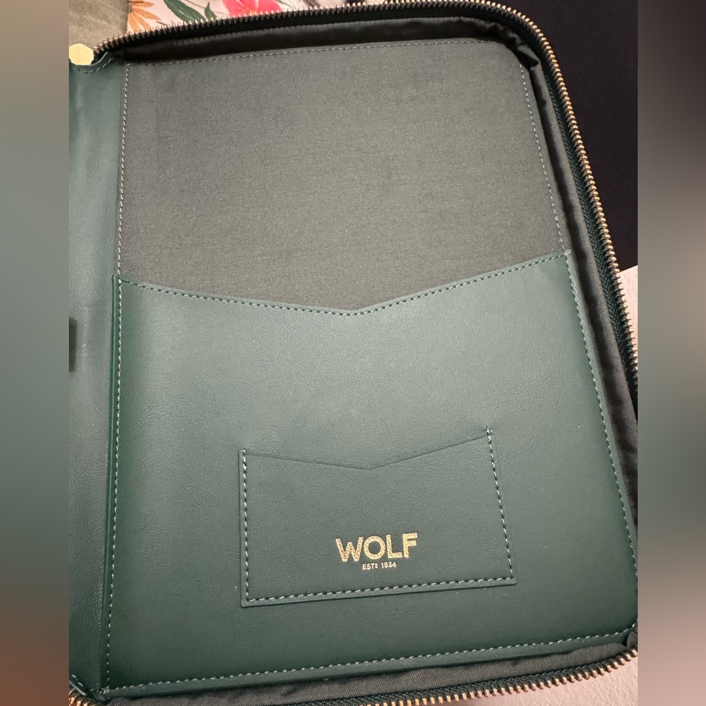 WOLF Signature IPad Tech Case - Picture 3 of 7